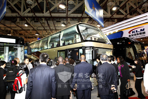众客商云集金旅XML6128款大型豪华客车前参观