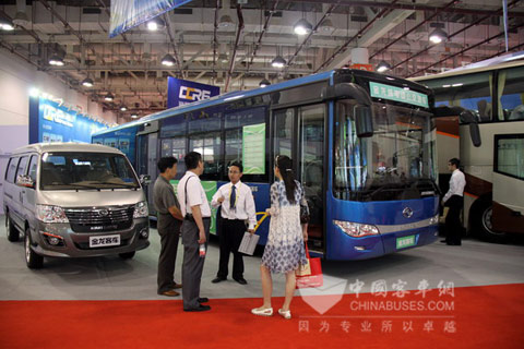 第十四届中国国际投资贸易洽谈会上,金龙纯电动公交客车受“低碳人士”欢迎