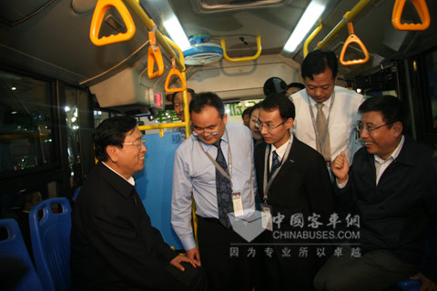 国务院副总理张德江与工信部副部长苗圩在海格客车上