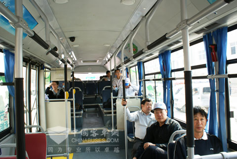 与会代表试乘中通新能源客车LCK6121HEV