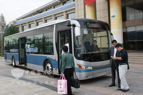 与会代表观摩中通新能源客车LCK6121HEV