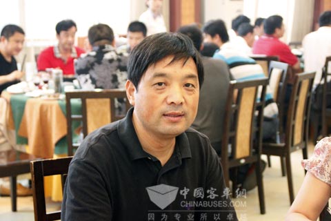 黄山友谊旅游汽车公司的郝贵富经理接受记者采访