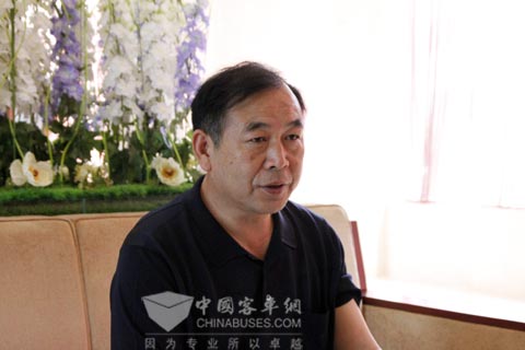 江苏通达运输有限公司快客分公司总经理高存华接受记者采访