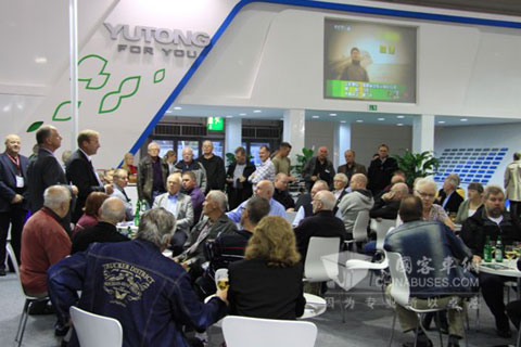 宇通展台前吸引众多客户参观咨询