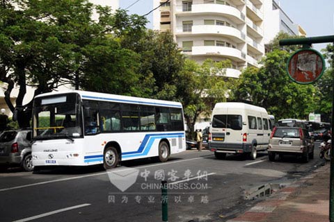 在塞恩巴士公司组装生产的金龙公交客车行驶在达喀尔的街道上