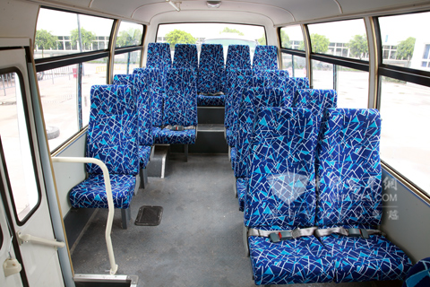 宽敞明洁的内饰空间