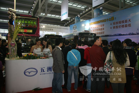 五洲龙展台人头攒动