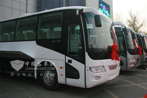 首批交付胜利油田的BJ6103系列豪华客车