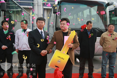 福田欧V新能源客车公司总经理李洪俊向胜利油田滨南采油厂副总经理崔荣海递交车钥匙