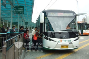 宇通无轨新能源电车扮靓广州亚运会