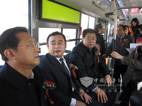 长治市领导与市民一起体验黄海客车