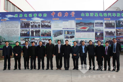 科技部专家组、市政府主要领导及我公司领导合影留念