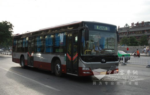 运行在西安街头的黄海客车