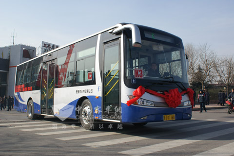 中通新能源公交驶上泰安街头