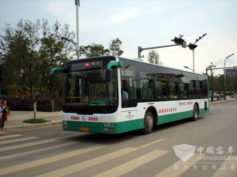 行使运营中的金旅新能源客车