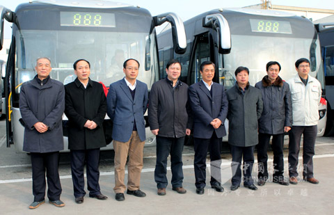 参加交车仪式的嘉宾合影