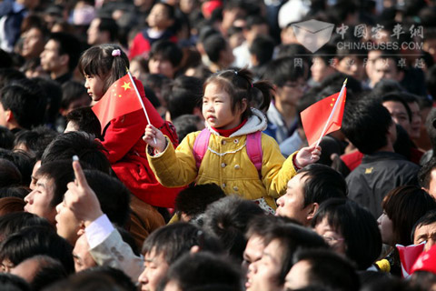 十万市民现场关注马拉松比赛