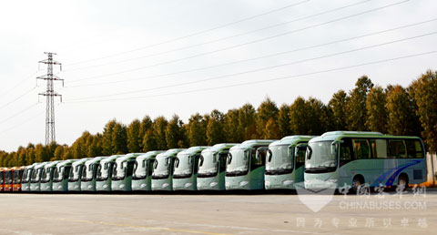 20辆金旅XML6807中型豪华客车整装待发