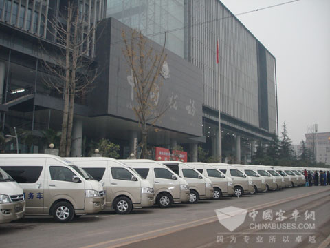 重庆海格办税服务车整装待发