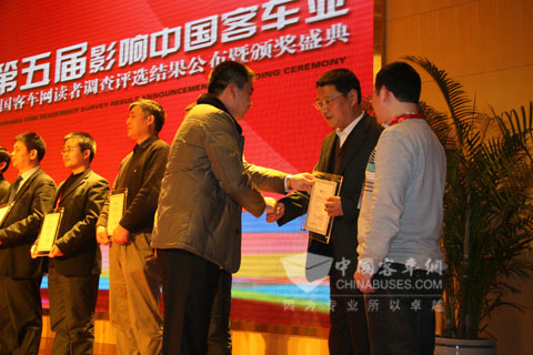 齐鲁客车摘得影响中国客车业•2011年度中国市场推荐客车奖