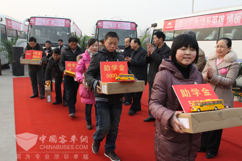 宇通为美德少年颁发助学金