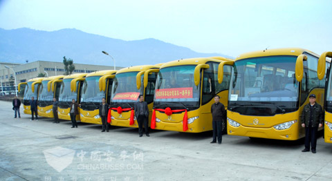 金旅XML6957豪华客车整装待发