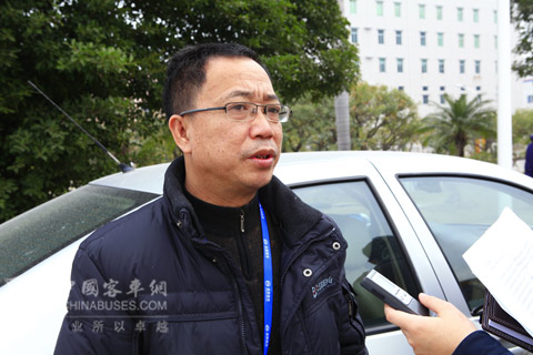 郴州市公共汽车公司设备科经理邝光辉接受记者采访