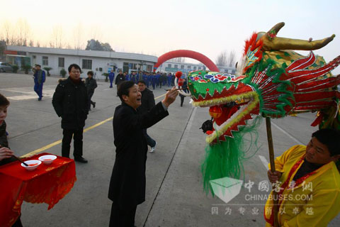 宇通总裁汤玉祥现场亲自提笔为双龙点睛