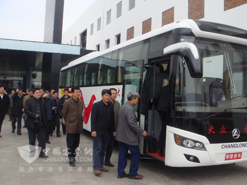 参加会议的领导和代表乘车参观