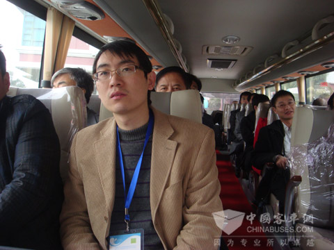参加会议领导和代表乘坐常隆纯电动旅游客车,亲身感受电动客车的舒适豪华