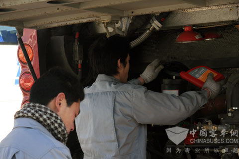 福田服务人员为客户检修车辆