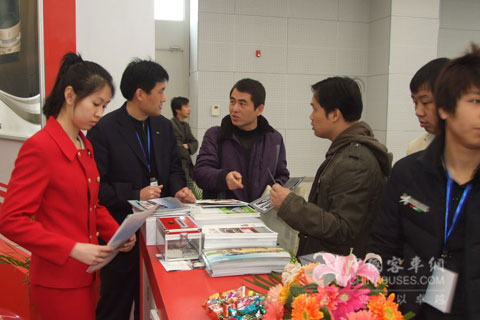 安凯展台上人流涌动