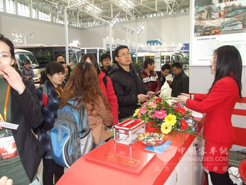 安凯展台上人流涌动