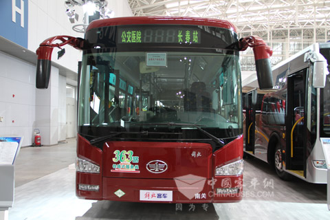 天津客车展上的解放客车