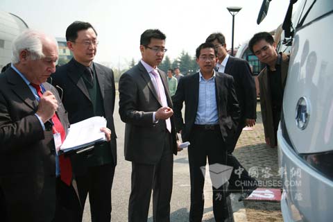 评委专家仔细评审安凯客车