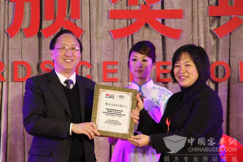 恒通客车执行董事邓平领取世界客车联盟颁发的BAAV 2011 “年度最佳巴士制造商”大奖