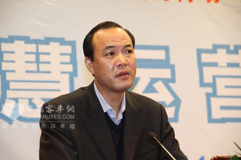 输（集团）有限公司董事长简书刚在大讲堂上发言