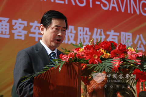 中通3万辆新能源及节能型客车基地奠基仪式上中通客车董事长李海平介绍中通客车新基地相关情况