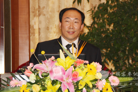 福田欧V客车营销公司副总经理于崇介绍企业发展