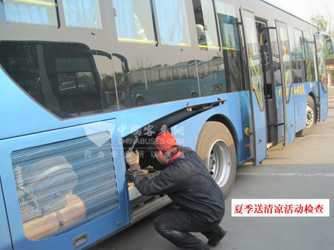 中通客车服务人员主动开展“夏季送清凉，贴心服务市场”活动