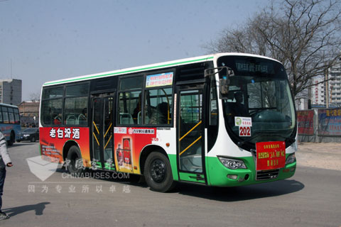 行驶在邯郸街头的恒通客车