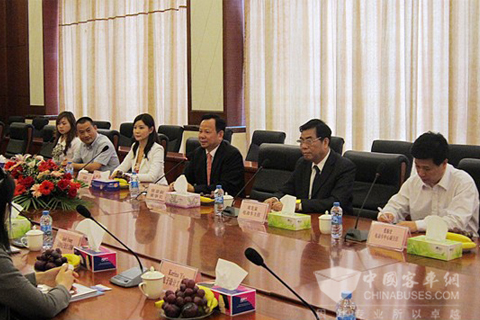 香港高级电子工程师莅临五洲龙公司参观