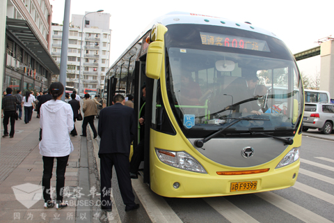 国内首条快速充电纯电动公交线路投入运营
