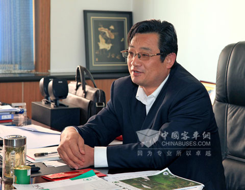 甘肃平凉崆峒山管理局副局长、崆峒山旅游集团有限公司总经理何忠接受记者采访