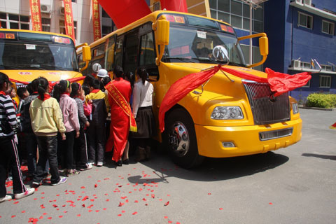 宇通“最牛长鼻子”校车郑东新区正式运行