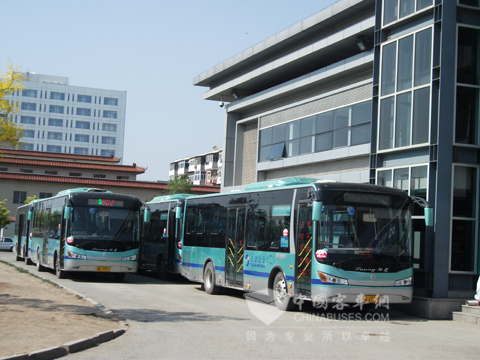 802路上的中通全承载公交