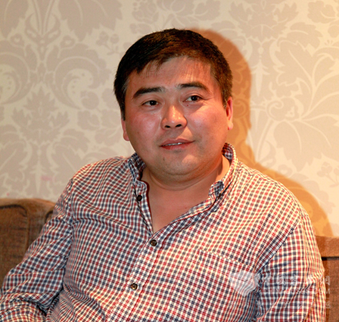 经过几年的打拼，如今的翟国军已经拥有近30辆金旅客车