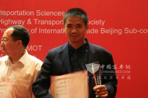 豪沃客车一举斩获“中国道路运输杯”最佳公交客车奖和最佳公路客车奖两项大奖