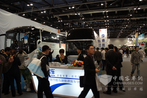 中通展车引观众驻足