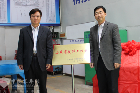 陈华局长与李海平董事长为山东省技师工作站揭牌